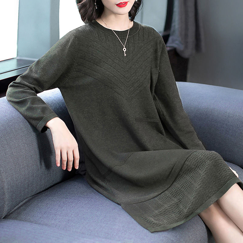 小姨身穿这“秋装裙”，洋气超迷人，原来本季流行这么穿，美呆了