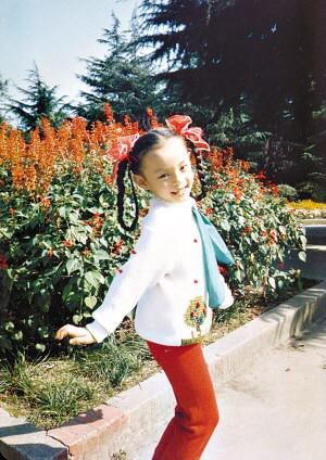 Angelababy童年照上热搜，这下真有人相信她没整容了