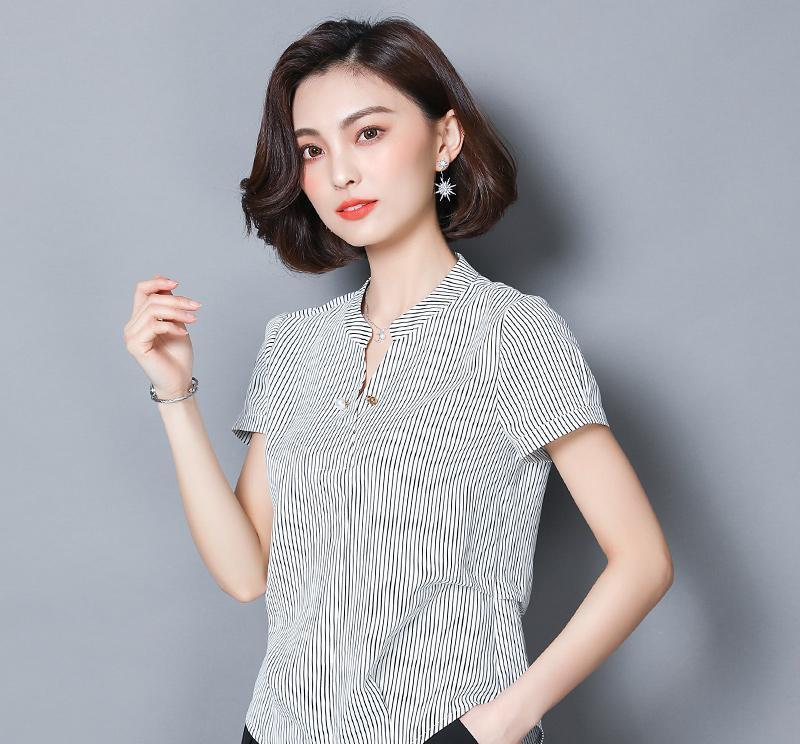 1米50的老婆把大长裙扔了，穿这几款小衫+高跟鞋，洋气又显高