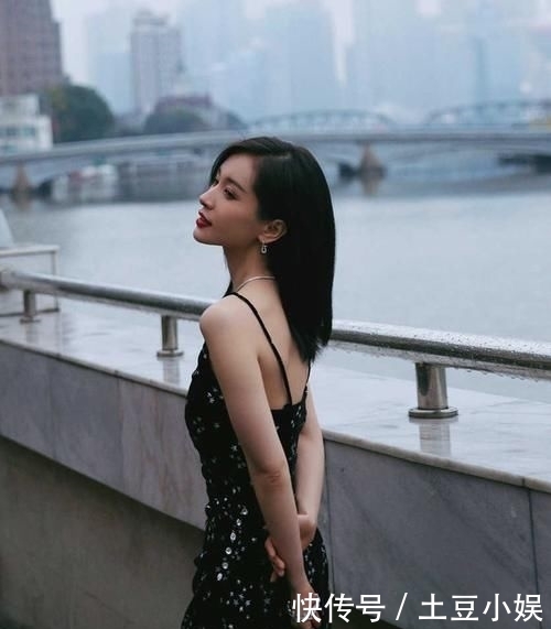 「 早已」抹胸一字裙才惊艳,32岁王子文穿上太仙了!,普通连衣裙早已过时