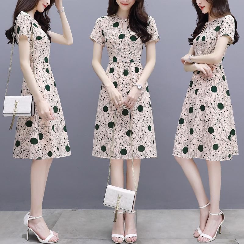 火爆夏季的波点裙，70后阿姨穿上身也毫无违和感，显得人更美