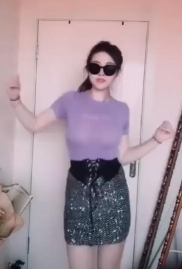 肉色丝袜与包臀裙混搭,居家女人这样穿美吗?