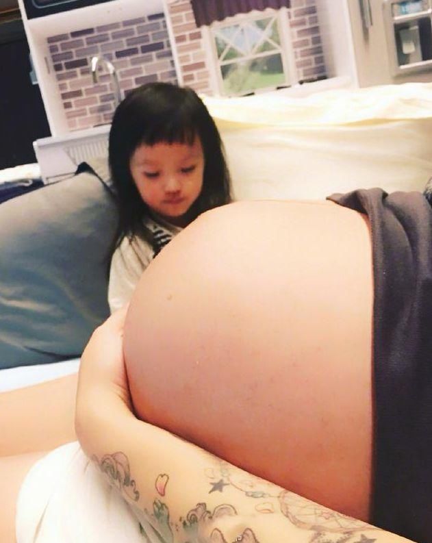 欧弟宣布二胎闹乌龙，欧嫂暖心解围回应素颜真相，最后被胳膊抢镜