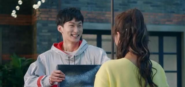 爱5张伟和谁在一起