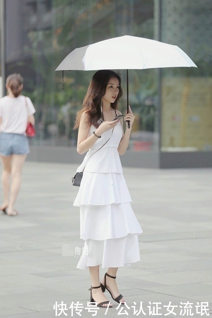 赵丽颖性感吊带裙惊艳外媒 美女路人吊带裙似仙女