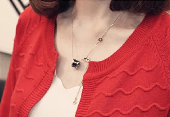 小个子女生千万别穿长裙了，看看图下女人穿的，早秋穿时尚显腿长