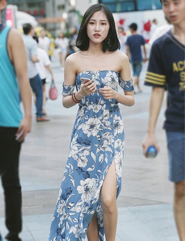  「短裙」街拍:清新可人的美女,一件白色一字肩配牛仔短裙,曼妙好身材