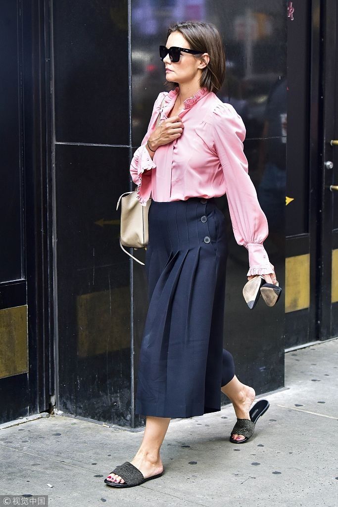 舒服no.1！“前阿汤嫂”凯蒂手拿高跟穿拖鞋出街  粉嫩OL风出席商
