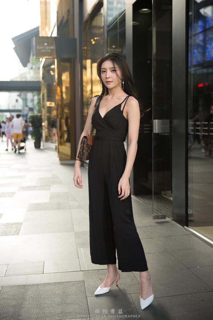 街拍:时尚搭配有风情万种，唯独对小姐姐温婉清甜的搭配情有独钟