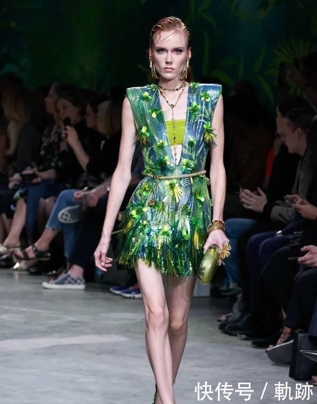 『花朵』2020开春 流行穿“开满花”的裙子,谁穿谁美!