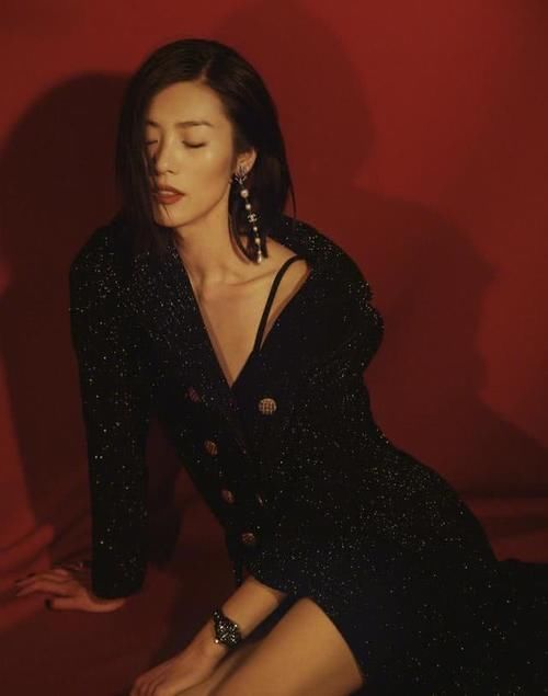  女人：刘雯的礼裙太A了，“松紧带”也能穿出高级感，短发更有女人味儿
