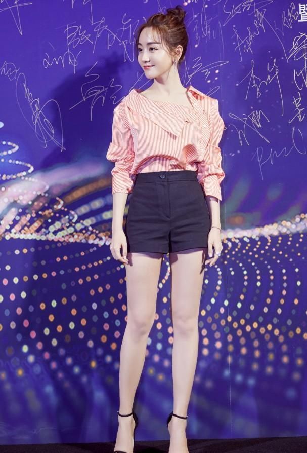 杨蓉性感写真曝光，粉色套装大显丰满身材，和柳岩有得一比啊！