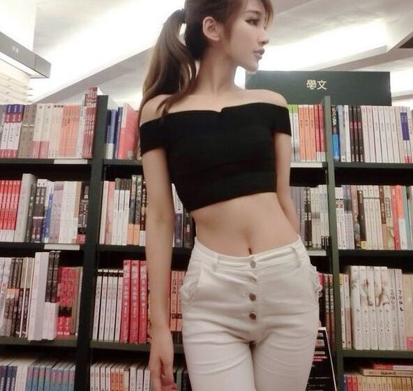 街拍：曼妙身姿的小姐姐身穿紧身裤大秀好身段，显出迷人小蛮腰！