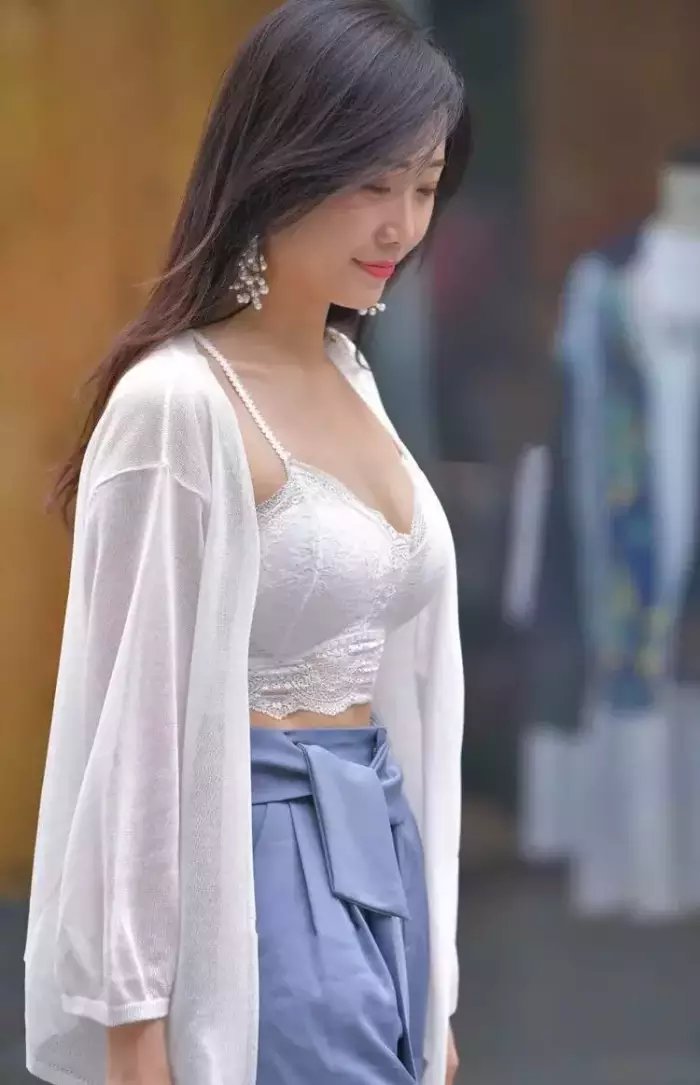 街拍美女: 清秀小姐姐蓝色半身裙搭配白色雪纺衫, 倾城一笑很动人