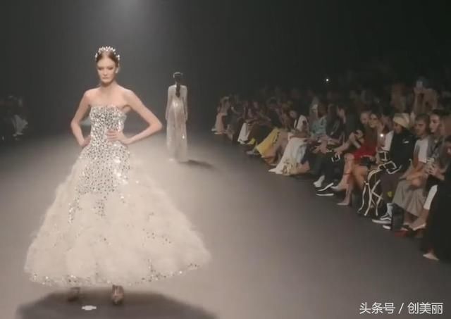 Atelier Zuhra春夏时装周上惊艳无比，各款婚纱造型使人眼花缭乱