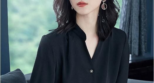 国庆游玩，女人别再裙子配高跟鞋，瞧这样的套装，一款比一款美嫩