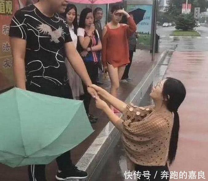 女子街边向男友下跪，路人怒骂渣男，得知真相后网友：趁早分手