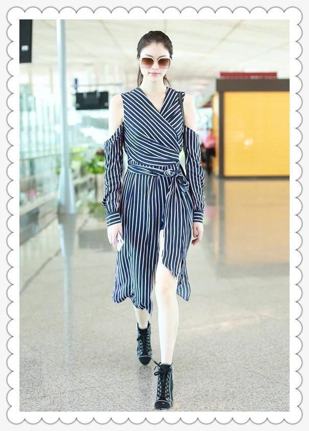 当170韩雪和178何穗同穿条纹裙，网友：谁是真正大长腿一目了然！