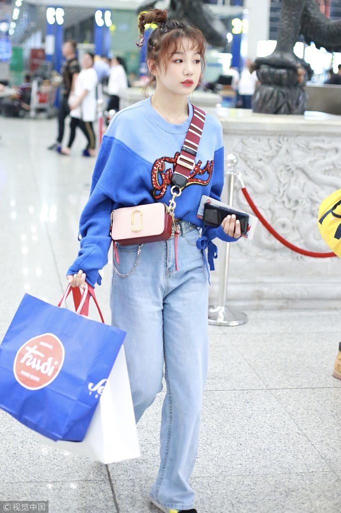 火箭少女101成员徐梦洁独自现身机场 扎上翘马尾甜蜜露笑活泼可爱