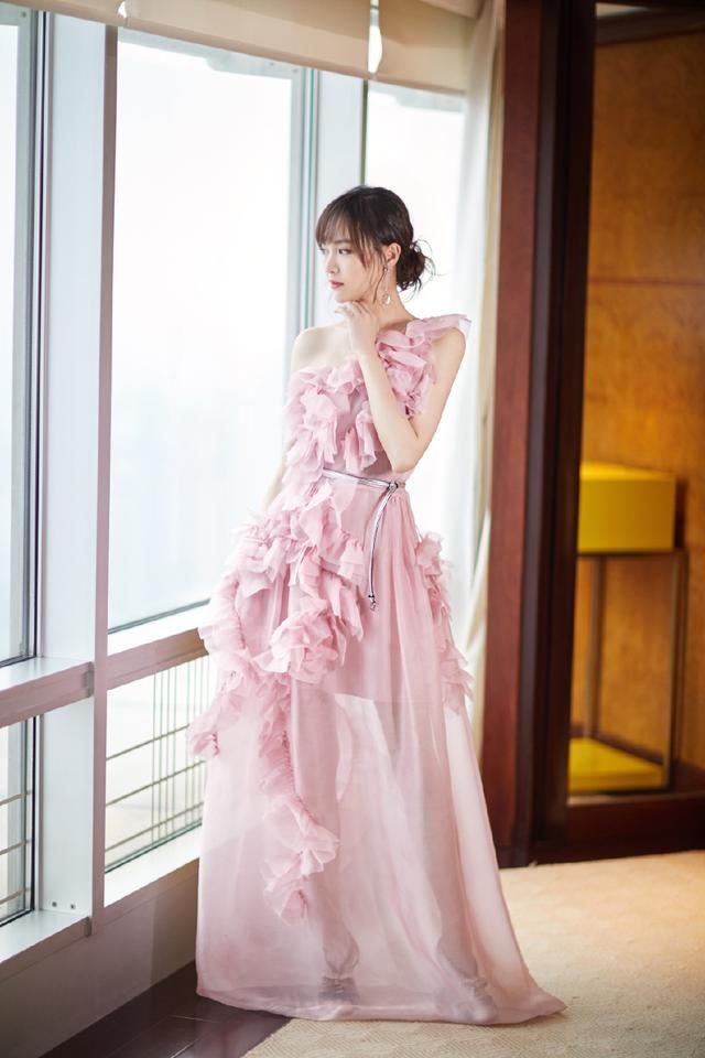 35岁唐嫣仅扎了一款丸子头，瞬间嫩回18岁少女，网友:罗晋好眼光