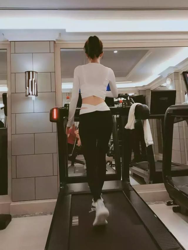 谢娜产后半年就有马甲线了?!每天几个小动作，你也可以!