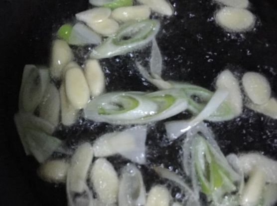  「虾皮粉」卷心菜炒蛋加点这一调味料，提味儿又补钙，一次吃一大盘都不腻味