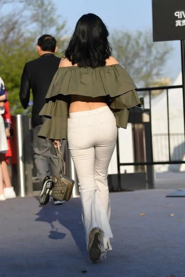 一字香肩的性感小姐姐,用一款上紧下松的阔腿裤,表达自己的妖娆