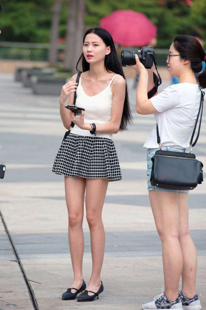 街拍: 满大街的大长腿, 第二位小姐姐颜值真的好高