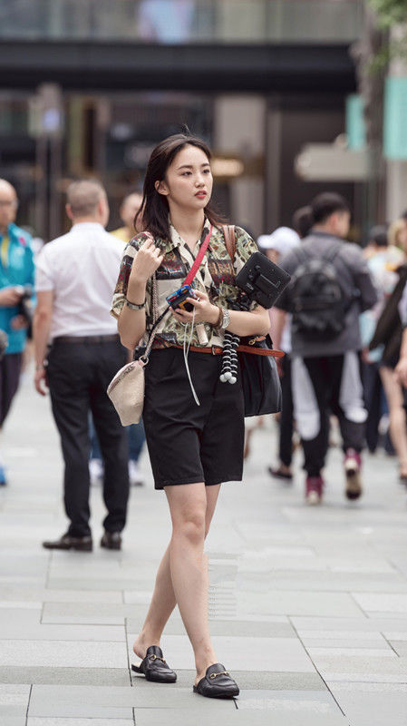 路人街拍，背心搭配波点裙，夏季的凉爽扑面而来