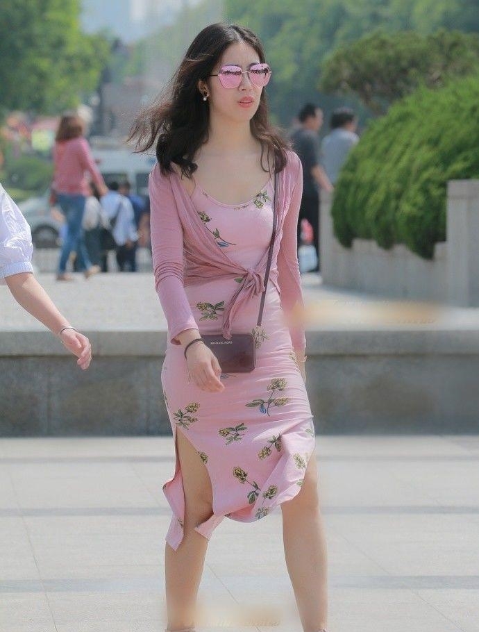 美女@气质小姐姐们连衣裙穿搭, 街头秀出美妙身姿, 尽显魅力风情,街拍