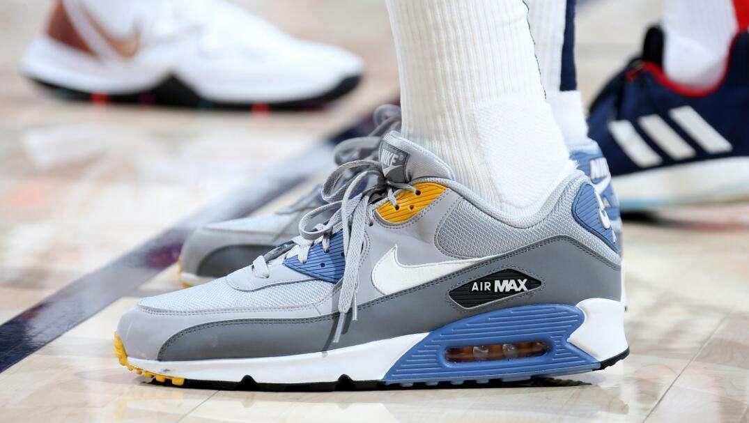  『Nike』塞弗罗萨独爱Nike Air Max 90，球迷：这鞋还能打球？