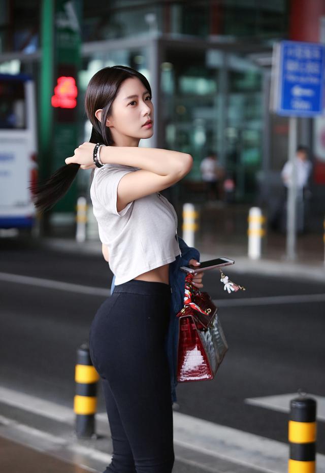 街拍：是女人都在乎身材，紧身裤让你美的没道理！