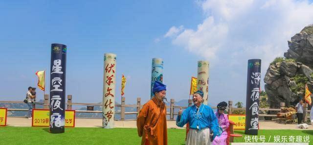 山东一5A景区怪景象,羊汤售价一元,游客坐在山洞里喝汤