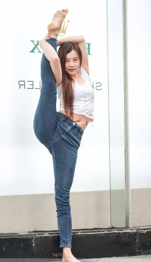 瑜伽小姐姐奶白色的裹胸勾勒波涛汹涌上围，一个姿势都能吸睛无数