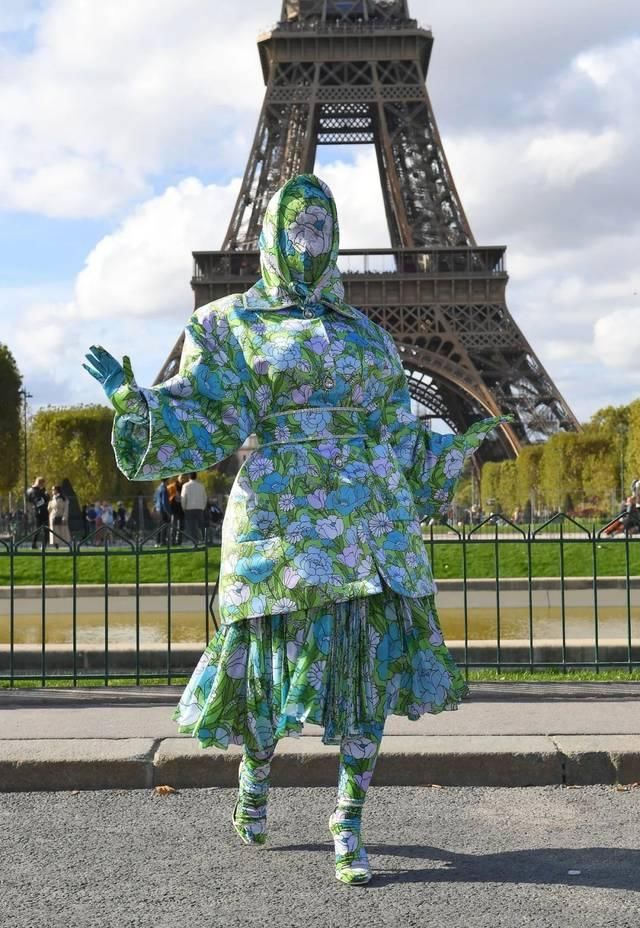  『大赛』时尚界迷之设计大赛！背上绑张床走秀，拎包入住吗？