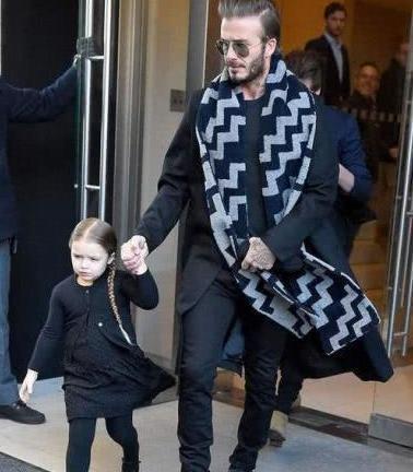 贝克汉姆与地狱厨神乡下度假，两家人拍大合照，小七小红裙瞩目