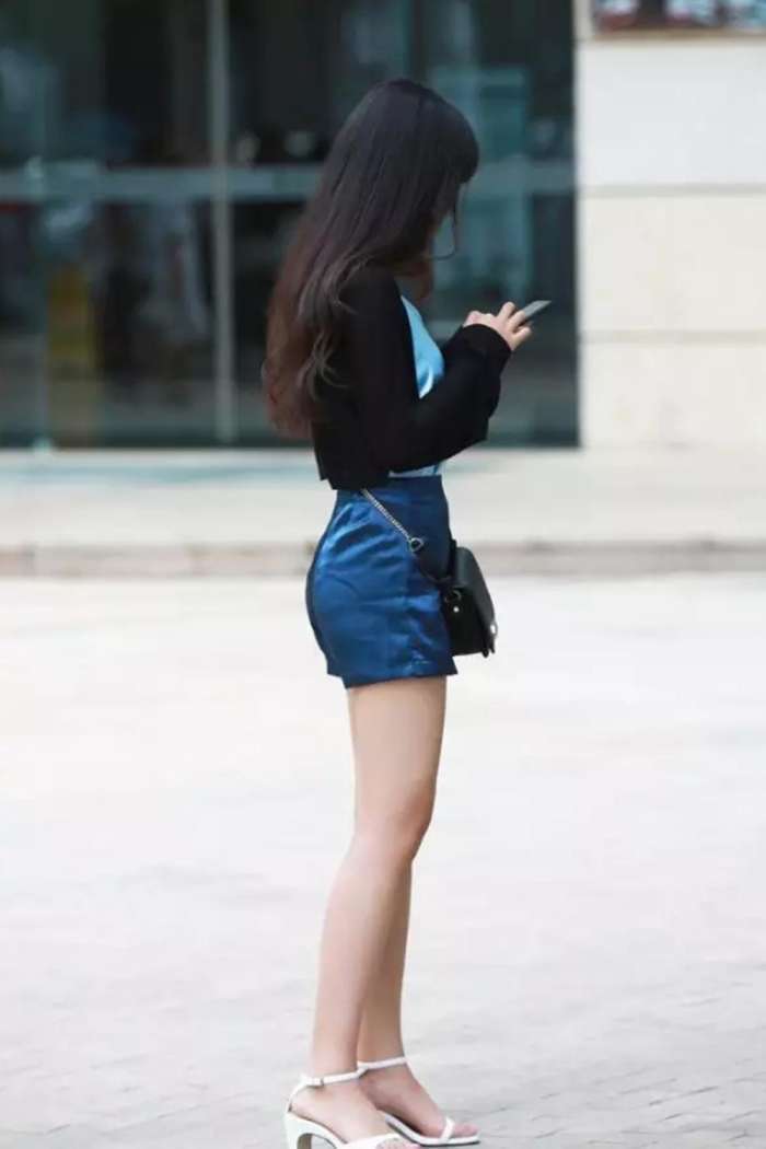 街拍: 深蓝短裤美女, 身材玲珑剔透, 侧面凹凸有致!