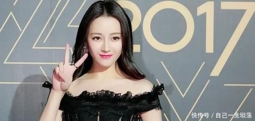 『冻得』女星冬天走红毯赵丽颖被冻哭,她冻晕了,杨幂才是情商最高的
