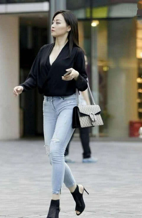 丰满的小姐姐修身的牛仔裤穿出紧身裤的感觉,网友:臀型说明一切