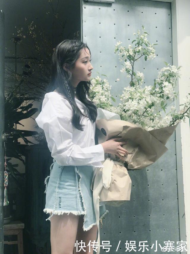 21岁关晓彤和26岁热巴同时撞衫，一个美如女神一个却像路人！