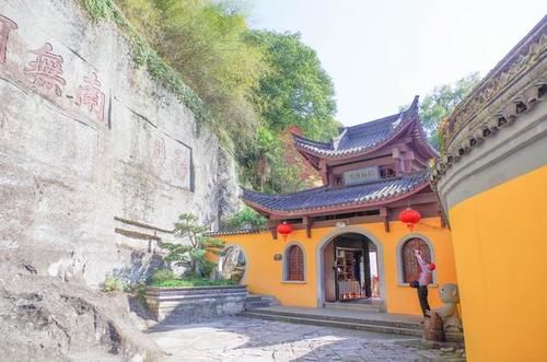 这里遍地都是硅化木化石，还有满坡的恐龙蛋却没有人去挖