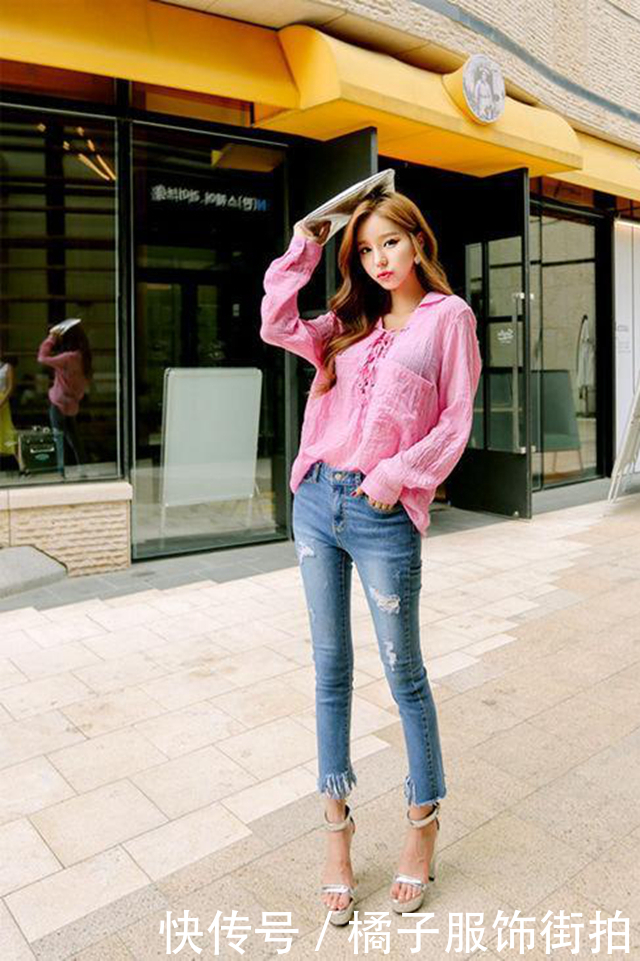 意气风发的牛仔裤美女，穿出优雅高级感，活力与美好的气质一览无