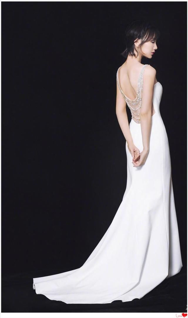 毛晓彤的气质果然不是吹的!80年代格纹裙也能穿出时髦感，就服你