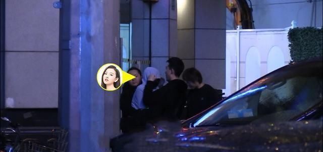 『醉酒』宋祖儿醉酒后丑态百出！两位助理搀扶，还用脚猛踢相识之人屁股