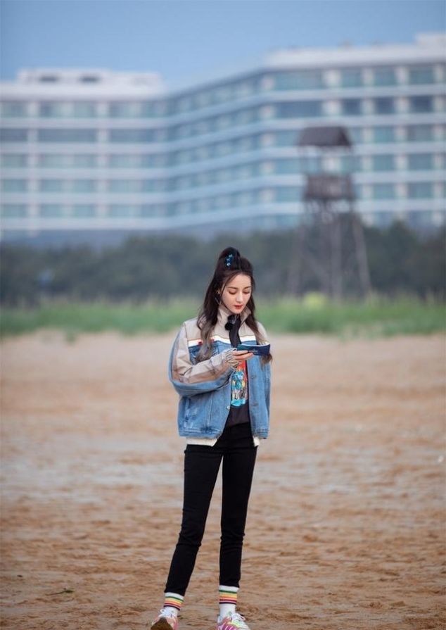 【 上头】叫“裤子塞袜子”,杨幂热巴“上头”了,最近流行一种新搭配