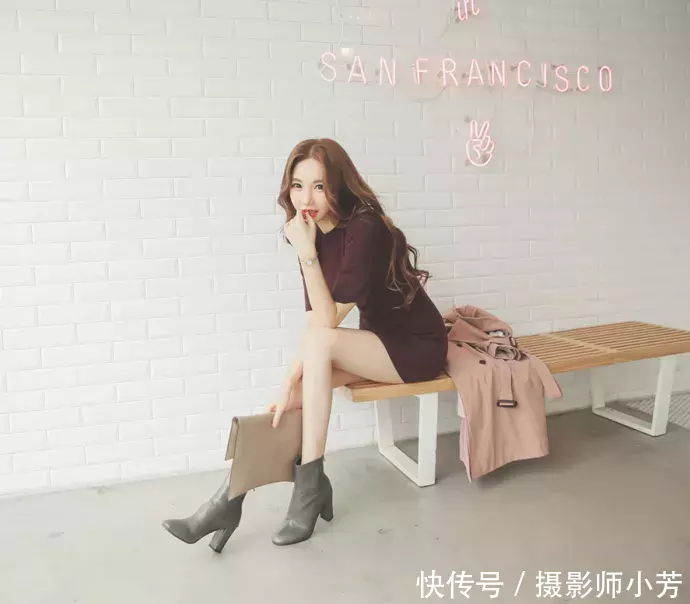 路人街拍，紫色紧身连衣裙，展示傲人好身材，时尚潮流有魅力！