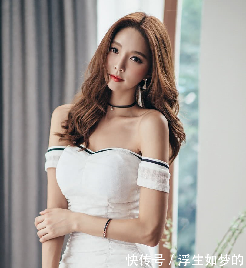 丰满美女嫩模超短裙性感十足