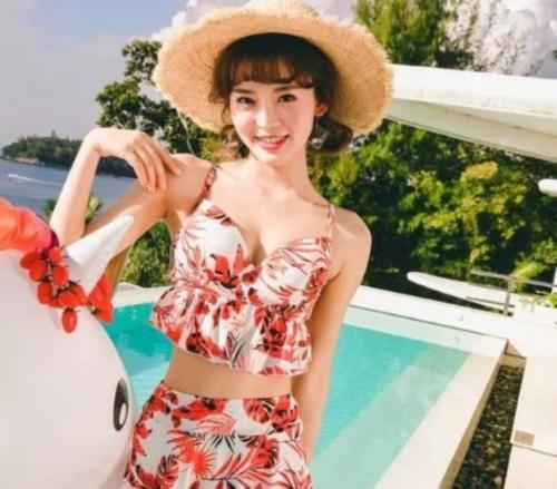 身材真好啊！比基尼美女，展现纤细曼妙的身段，秀出白皙的皮肤！