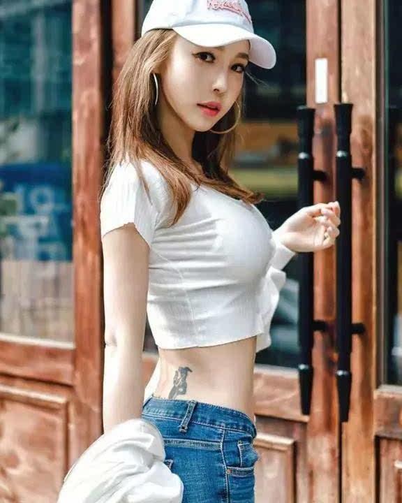 为什么很多女生会在白色或者浅色衣服里穿黑色内衣