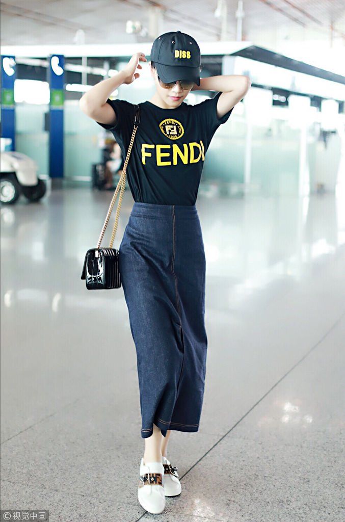 蓝盈莹黑T配牛仔长裙变时髦精 边走边打电话似与男友曹骏传情